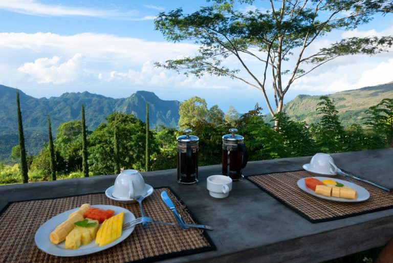 Un desayuno con fruta, al fondo las vistas del valle en Manulalu. Cómo conseguir hoteles baratos.