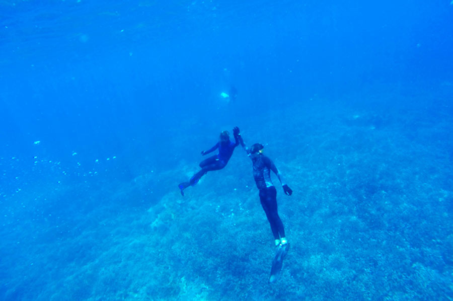 Una pareja a unos 5 metros de profundidad bajo el mar chocan las 5. Perder el Rumbo