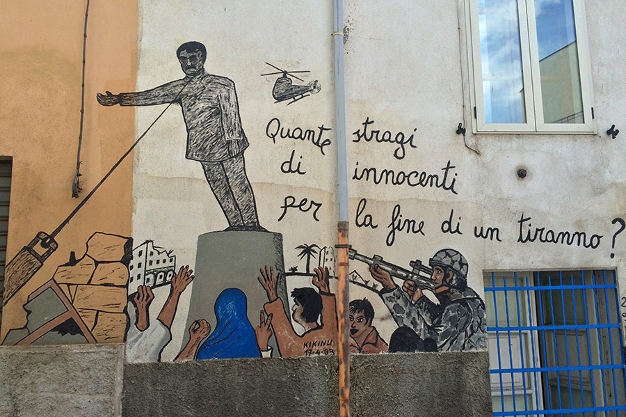 Pintura mural de la retirada de la estatua de Sadam Husein. Orgosolo. Cerdeña