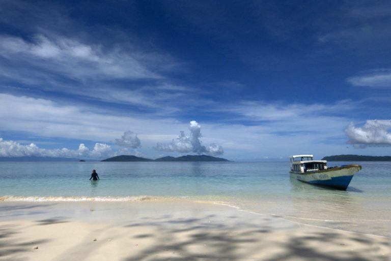 Playa paradisíaca. Buceo en Raja Ampat. Papúa. Indonesia