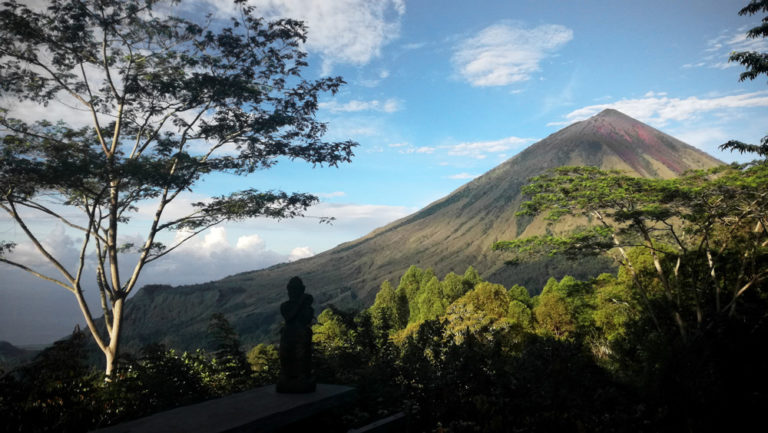 Vistas del volcán Iniere. RUTA ISLA DE FLORES. INDONESIA. VIAJE EN MOTO 5 ETAPAS