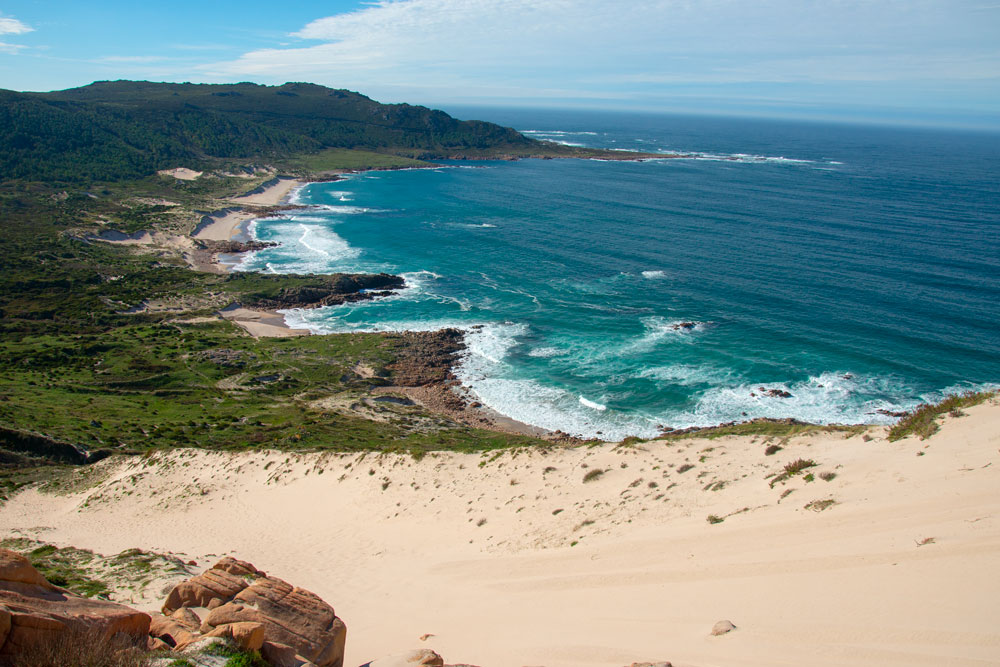 Vistas de la playa Do Trece desde su espectacular duna rampante. Las dunas más altas de Europa. Galicia
