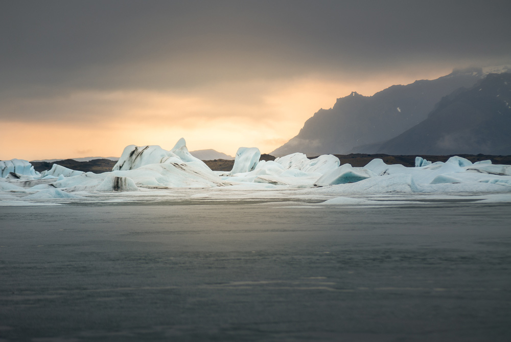 Bloques de hileo flotando en el agua en un glaciar de Islandia. Perder el Rumbo