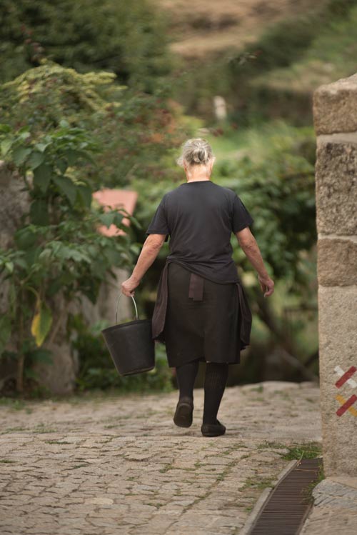Señora típica portuguesa caminando por el pueblo de Sistelo. Un pequeño Tíbet en Portugal