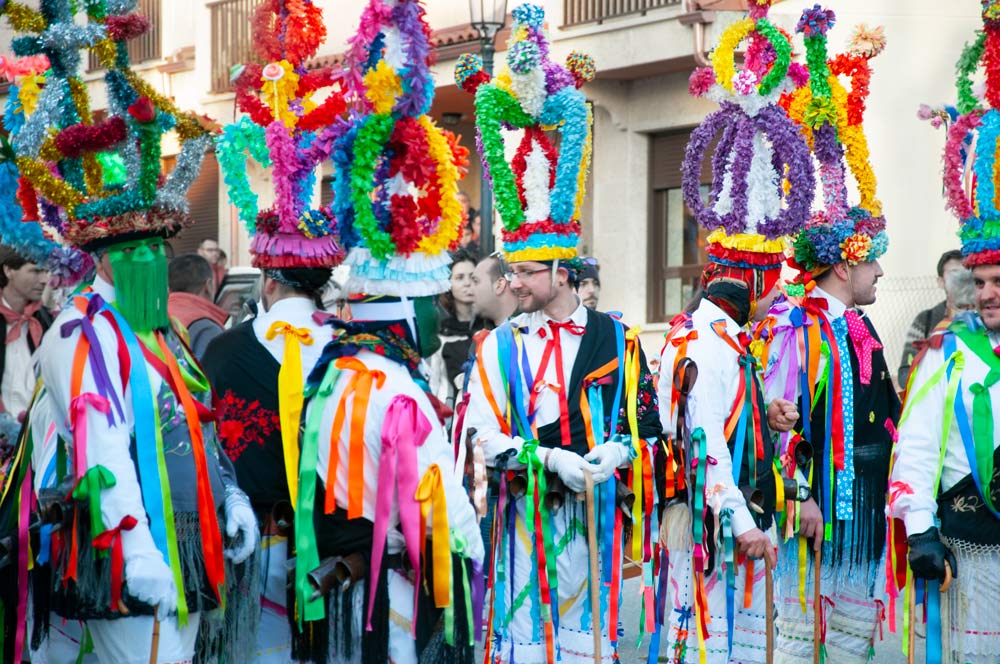 Fotografía de las mázcaras de Manzaneda. Se ve a un grupo de ellos con unos coloridos trajes. Entroido en Galicia. Perder el Rumbo
