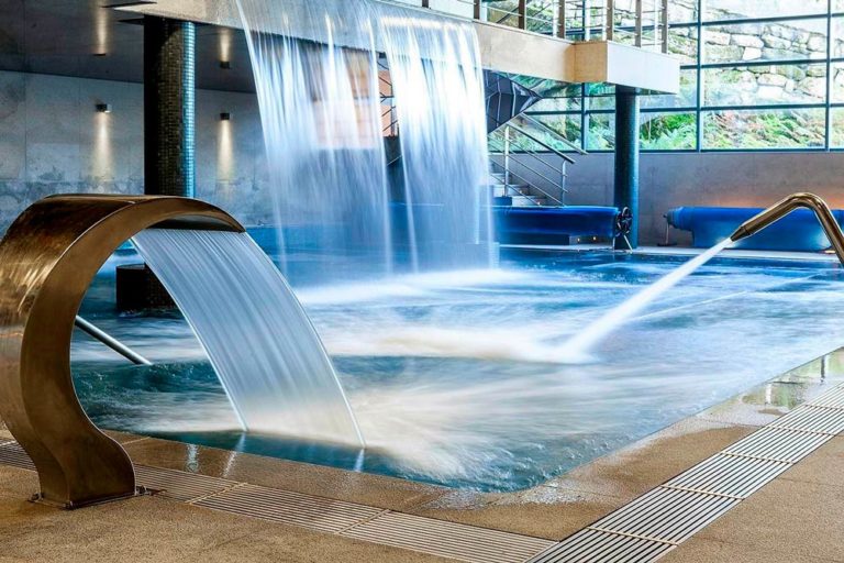 Chorros de agua muy apetecibles en un spa. Los 10 mejores hoteles con spa en Galicia. Perder el Rumbo