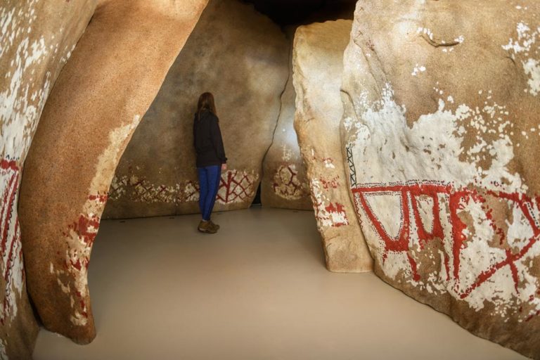 Recreación del interior del dolmen de Dombate donde se ven las pinturas que se conservan en negro, rojo y blanco. Dolmen de Dombate . La catedral del Neolítico en Galicia