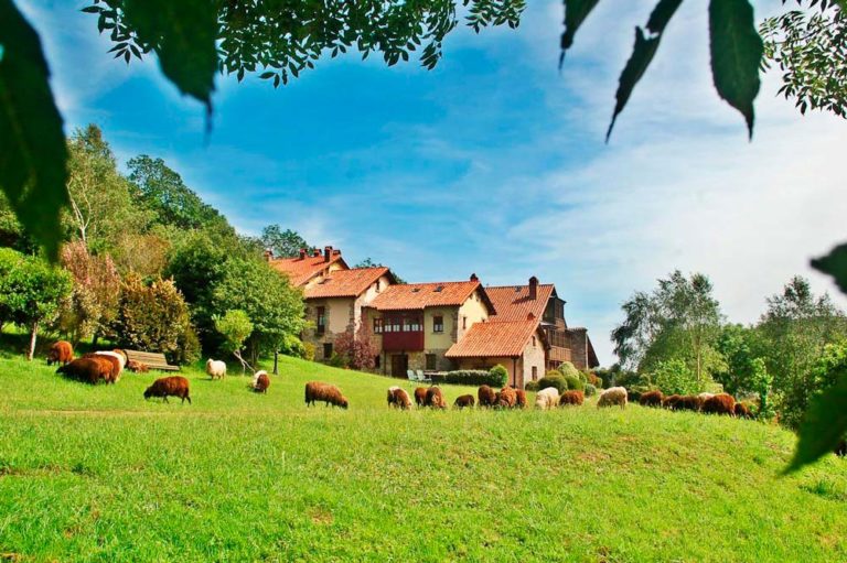 Preciosa casa rural en medio de un verde prado con ovejas pastando. 10 espectaculares casas rurales en Asturias