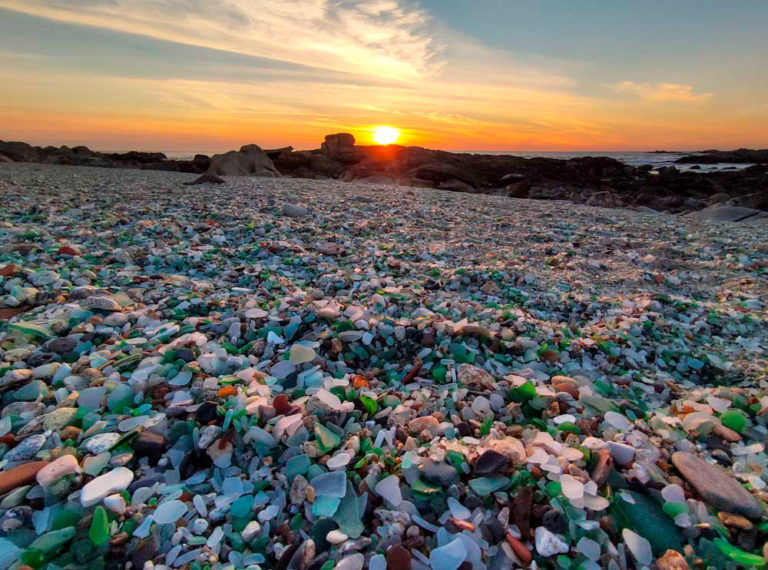 Arenal de trozos pulidos de cristales en una puesta de sol. Playa de los Cristales. Laxe y Cabo Silleiro