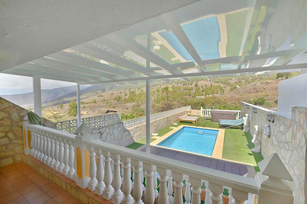 Balcón de una casa que da a la parte exterior con jardín y una gran piscina. 10 fantásticas casas rurales en La Palma. Perder el Rumbo