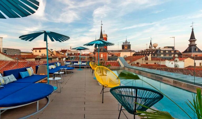 Terraza de Hotel con una piscina y vistas a los tejados de una gran ciudad. Los 10 mejores hoteles de Madrid centro. Perder el Rumbo
