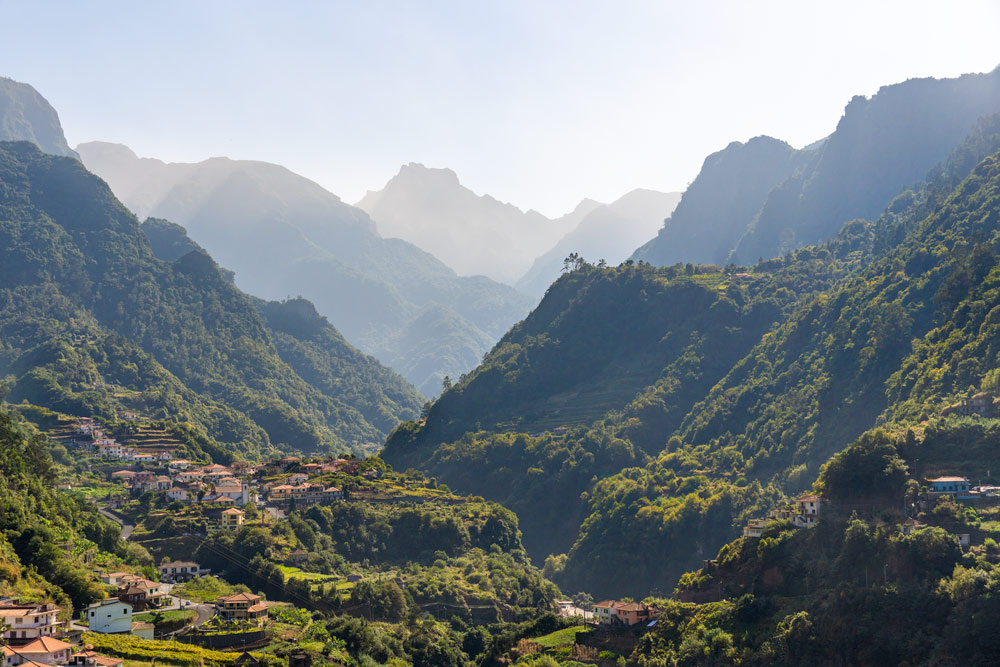 Pueblo de Madeira rodeado de verdes montañas y terrazas de cultivo. Qué ver en Madeira. 15 lugares imprescindibles en Madeira. Perder el Rumbo