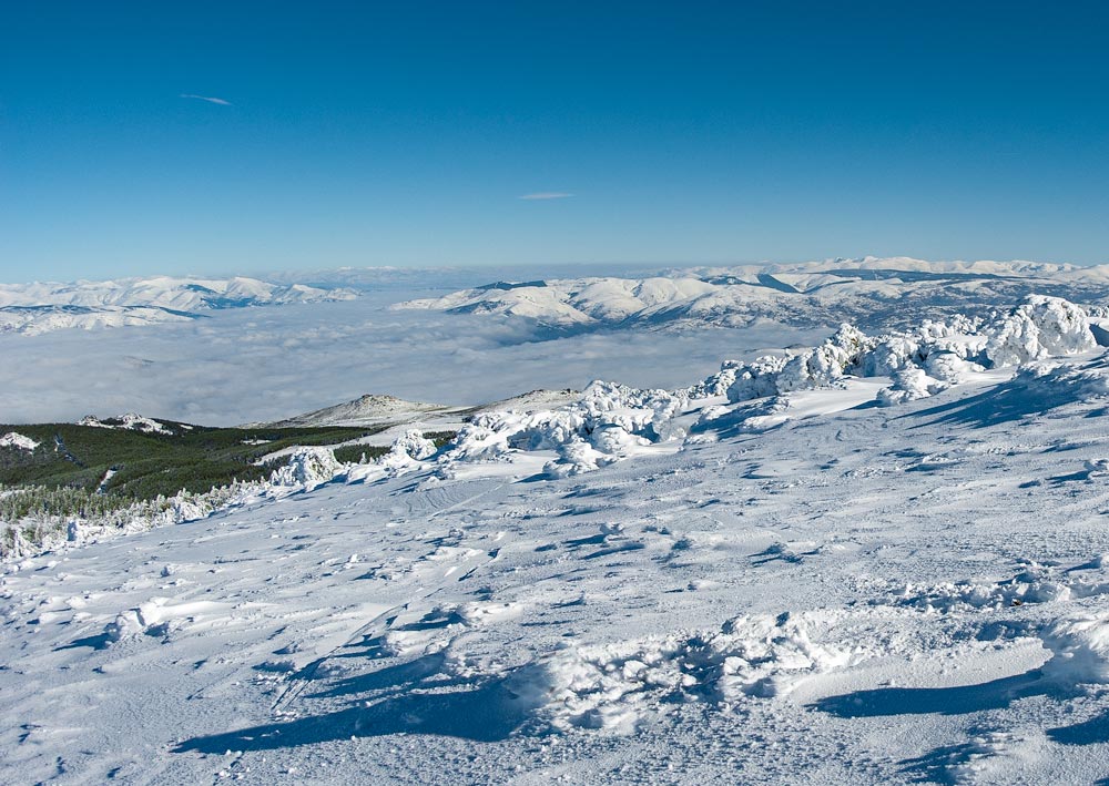 Vista espectacular de las montañas nevadas desde la estación de esquí de Manzaneda. Manzaneda, un pueblo, una estación de esquí y mucho más. Perder el rumbo