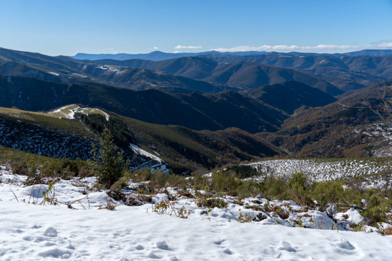 Nieve en primer término y cumbres más bajas sin nieve. Cordillera de montañas. ¿ Qué ver en Galicia en invierno ? 10 escapadas invernales. Perder el Rumbo.