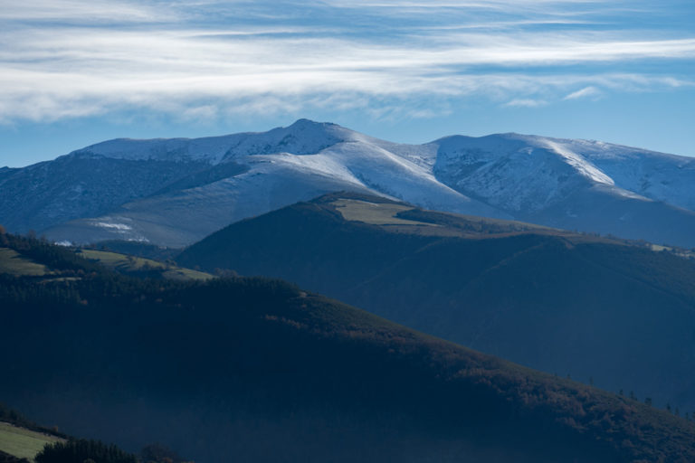 Paisaje de montaña espectacular con cumbres nevadas al fondo. Montañas de Galicia. Perder el Rumbo