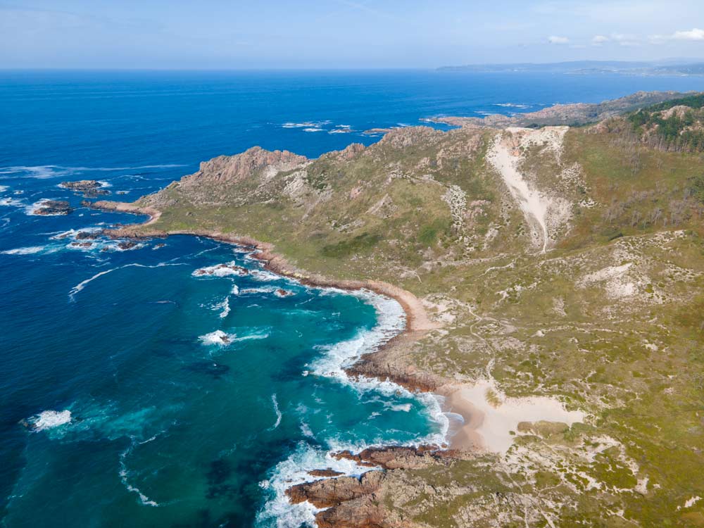 Vista aérea de la costa donde se ven dos calitas de arena blanca y la duna rampante de Monte Branco en Camariñas.10 Rutas de Senderismo en la costa de Galicia. Perder el Rumbo