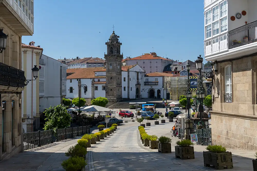 Calle Porta da Vila que se introduce en el casco antigua, las vistas de la foto son hacia el lado contrario, la Plaza de los Hermanos García Noveira. 