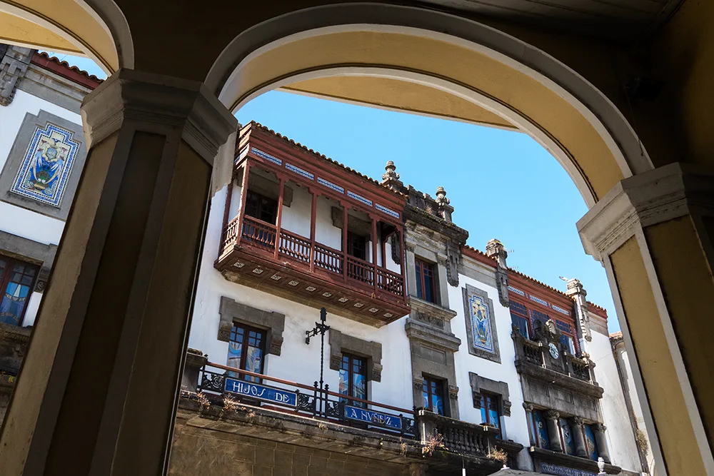 Casa Núñez en Betanzos vista a través de un arco. 