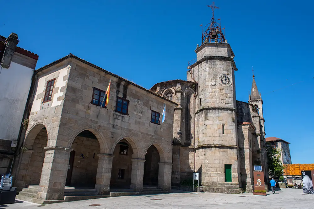 Ayuntamiento de Betanzos y la Torre del Reloj. 