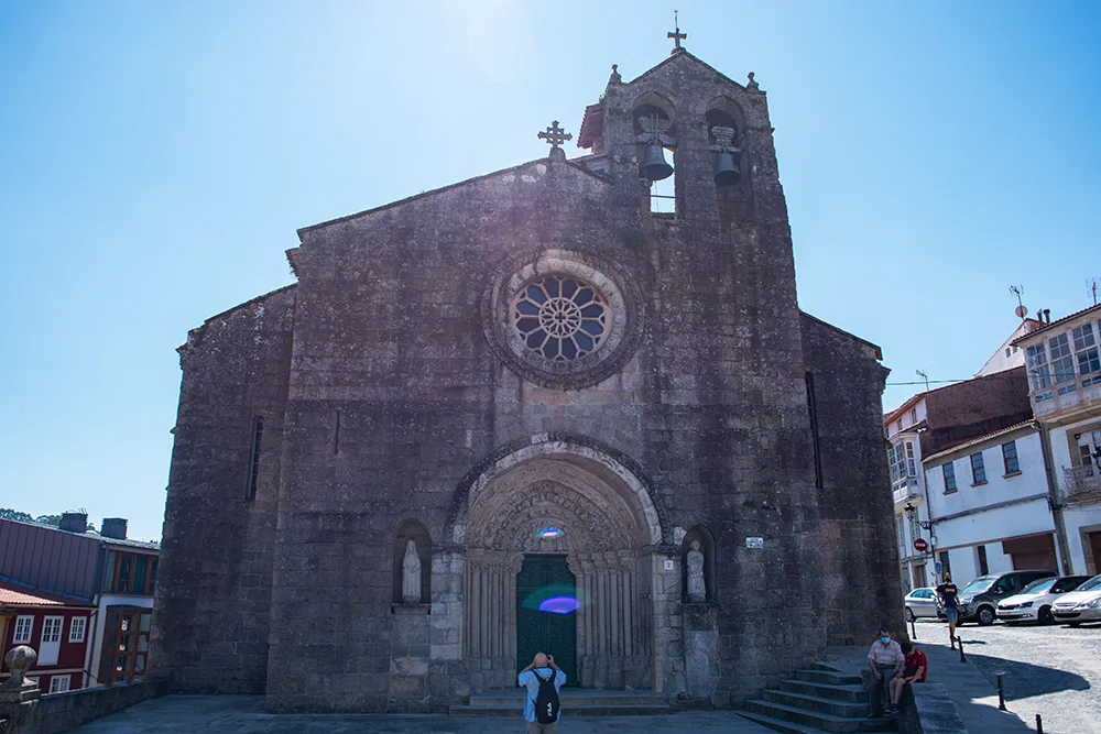 Fachada de la iglesia de Santa María de Azogue. Fachada en piedra con una gran rosetón. 