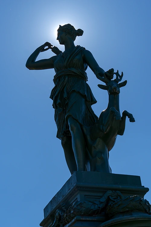 Escultura de Diana cazadora a contraluz. 
