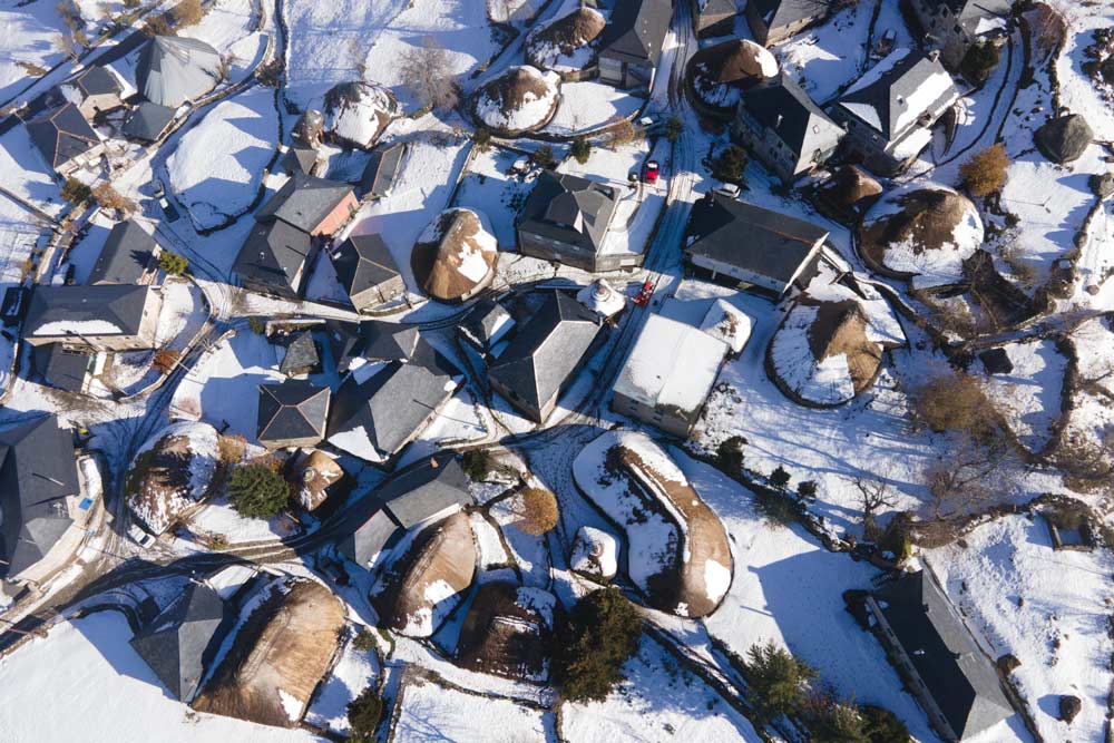 Vista aérea de la aldea de Piornedo donde se pueden apreciar la planta de sus pallozas tradicionales. Piornedo. Una aldea entre pallozas tradicionales. Perder el Rumbo
