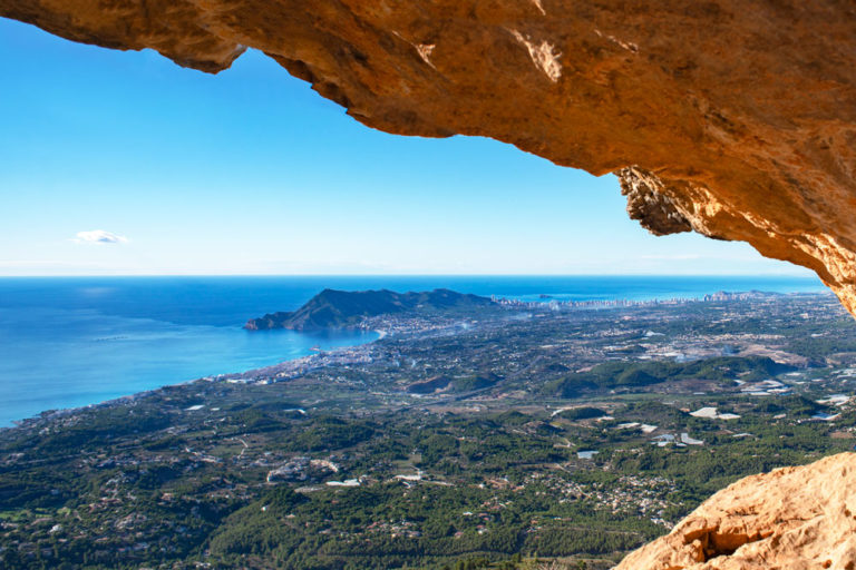 Vista desde la Sierra de Bernia, desde una cueva de la costa Blanca. Qué ver en Alicante provincia. Perder el Rumbo