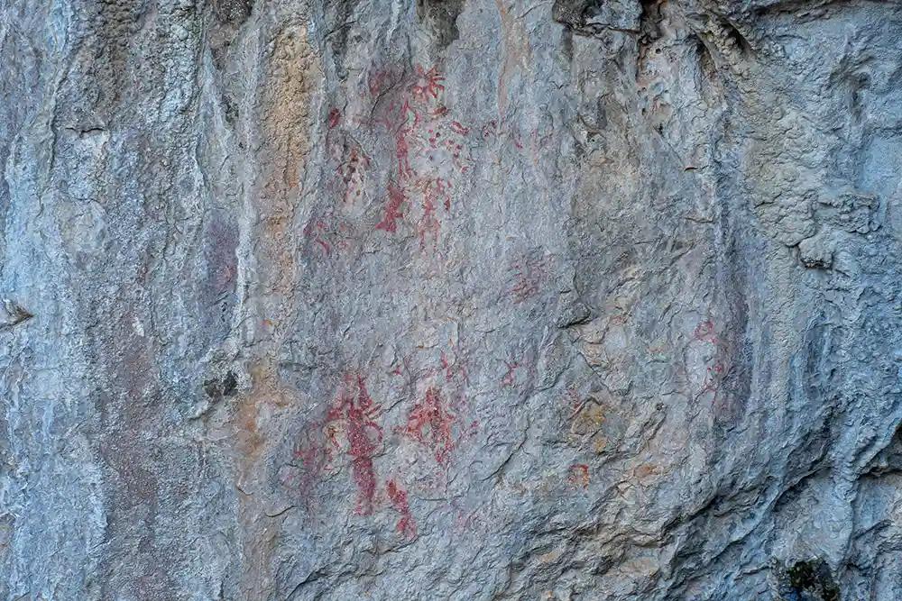 Una pinturas rupestres en una pared calcárea de el Forat en la Sierra de Bernia. El Forat Perder el Rumbo