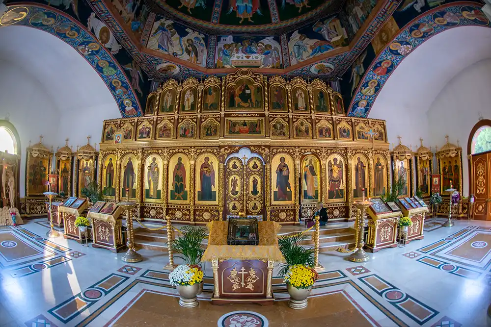 Interior de la iglesia de ortodoxa, donde predomina el color dorado en todo su interior. Qué ver en Altea. Perder el Rumbo 