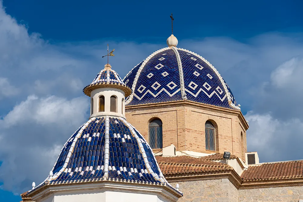 Detalle de las dos cúpulas de la iglesia de Altea. Estas estan construidas con tejas de color añil y blanco. Qué ver en Altea. Perder el Rumbo 