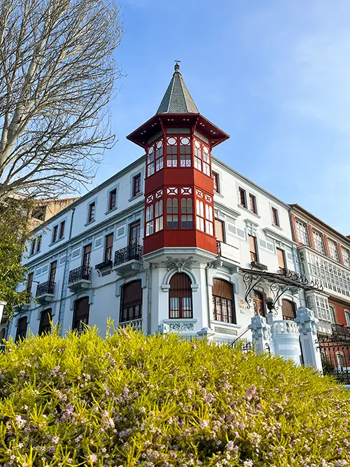 Casa con estilo arquitectónico colonial en las calles de Ferrol.