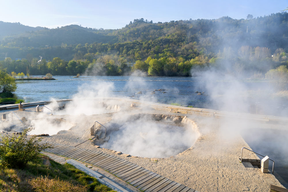 Vemos unas pequeñas piscinas hechas de piedra de donde sale el vapor de agua debido a su gran temperatura. 9 Termas en Ourense. Buenas, bonitas y gratuitas. Perder el Rumbo