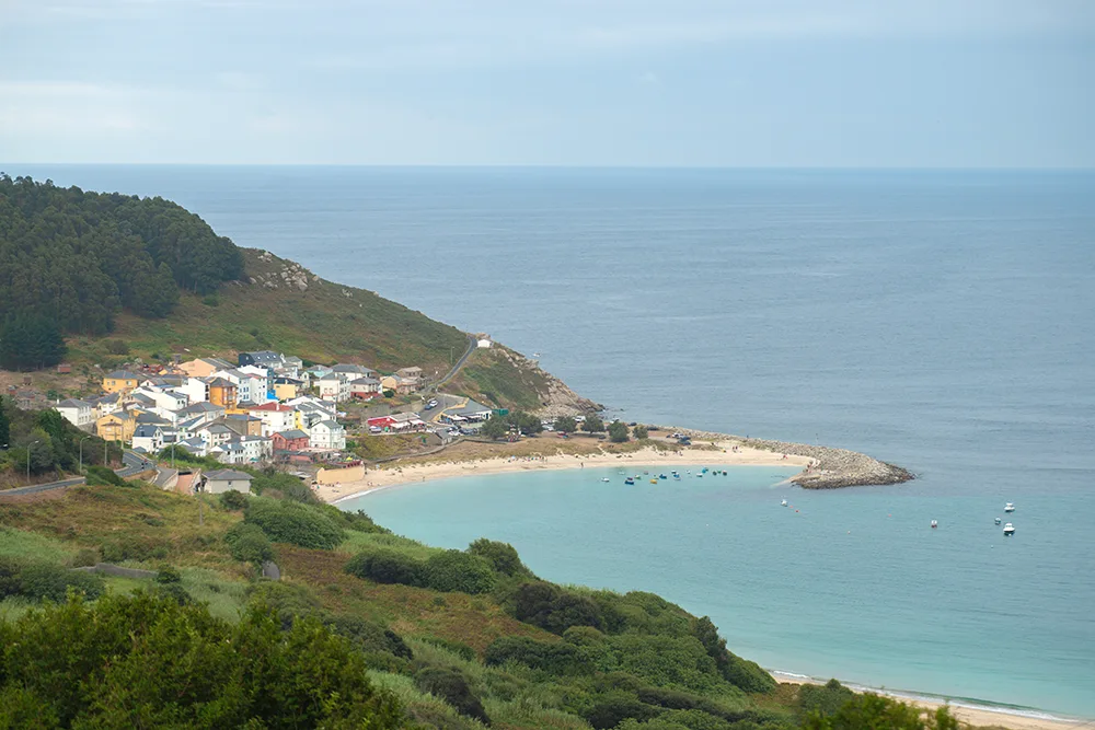 Vista lejana del pueblo de Bares con su playa en forma de concha. 