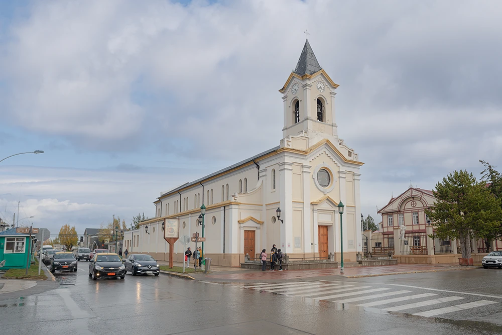 Una iglesia en el pueblo de Puerto Natales. De arquitectura neoclásica de color blanco.