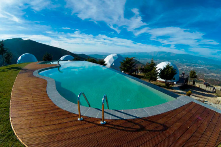Gran piscina y unos iglús con vistas espectaculares. Alojamientos originales en Portugal