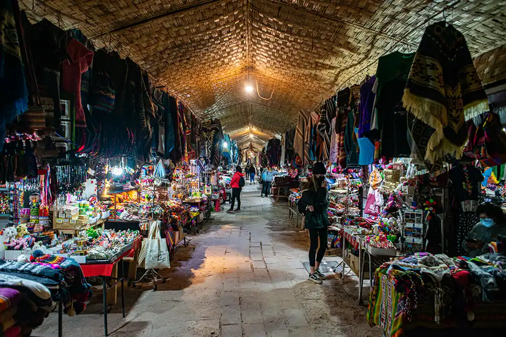 Un mercadillo lleno de muchas cosas como ponchos, muñecas de madera, caramelos, imanes, souvenirs. Hay una nave central que se prolonga unos 60 metros. 