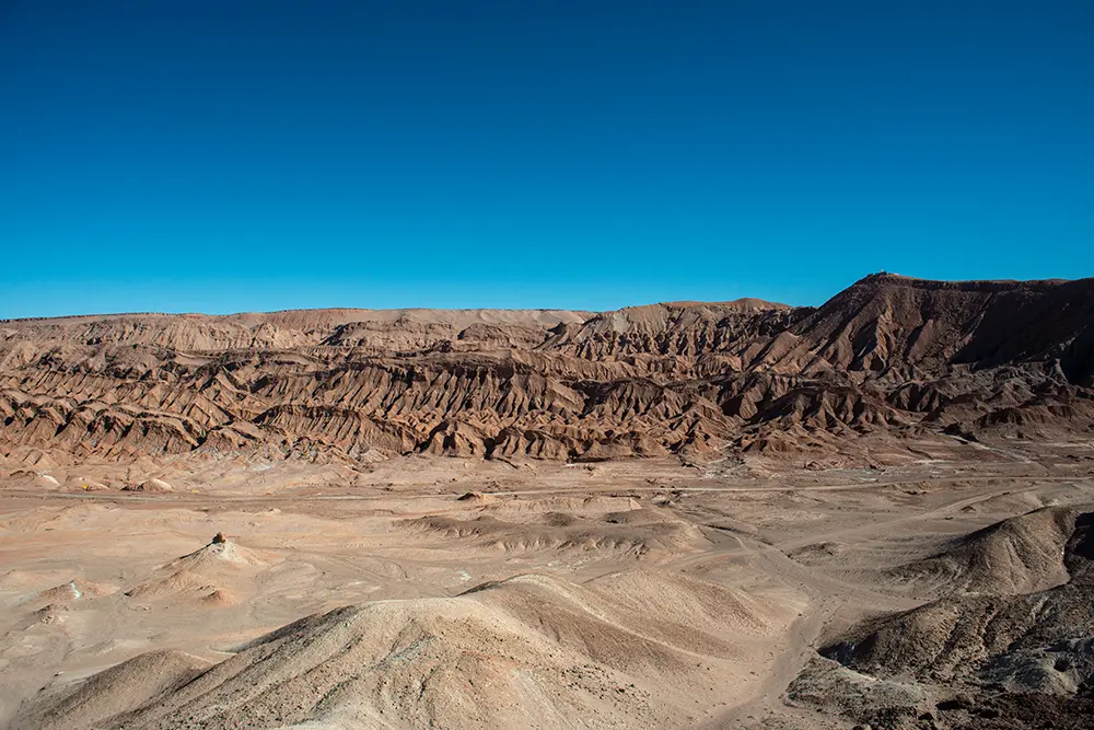Un desierto con estrañas formaciones rocosas producidas por la erosión vistas desde un mirador. 