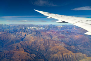 Detalle de unas montañas en Chile vistas desde el lateral de un avión. Busco un chollo.