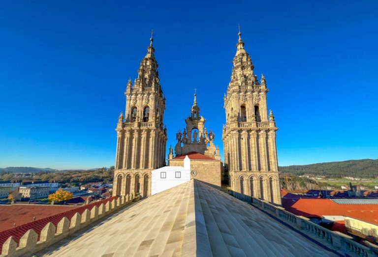 Detalle casa campanero en los tejados de la catedral de Santiago de Compostela. Curiosidades de la catedral De Santiago de Compostela - Perder el Rumbo.