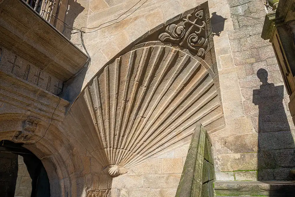 Concha gigante de una trompa arquitectónica que sustenta una escalera interior de la catedral. Una de las curiosidades de la Catedral de Santiago de Compostela.