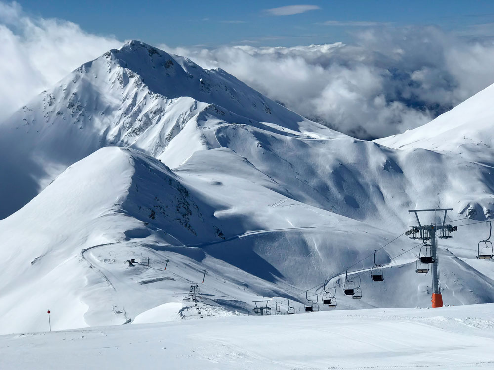 Montañas nevadas en una de las estaciones de esquí en España