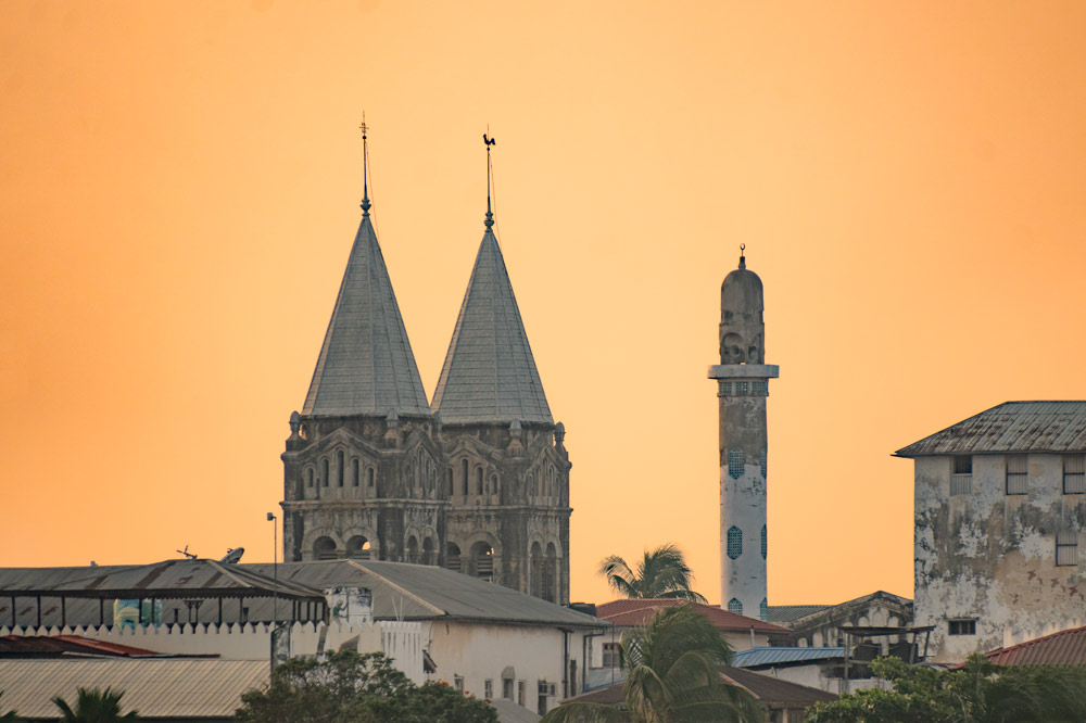 Dos torres de la catedral se divisa de lo lejos. Un minarete se encuentra también en nuestro ángulo de visión. Qué ver en Stone Town, la joya cultural de Zanzíbar.