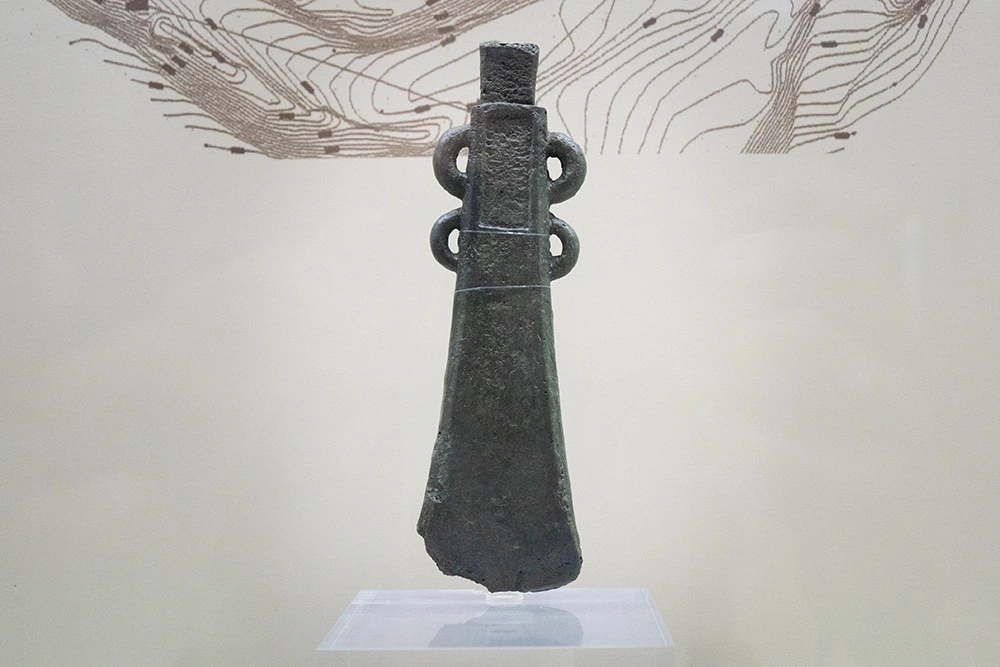 Hacha  de bronce que se encuentra expuesta en el museo del castro. Castro de Viladonga- Perder el Rumbo.