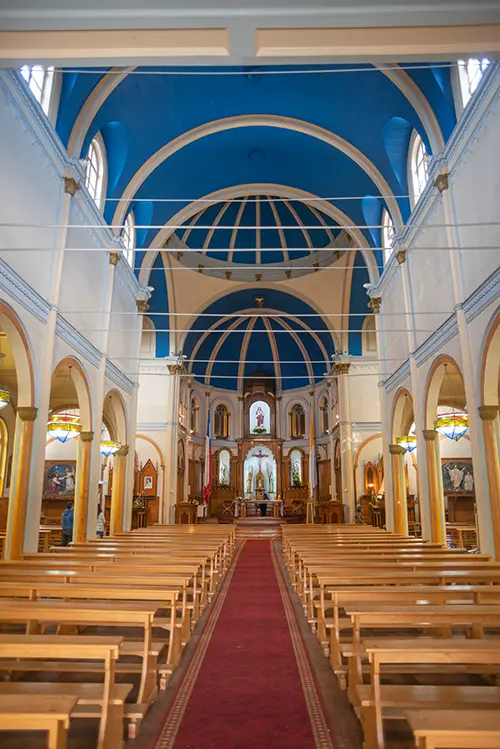 Interior de madera en ñla nave central de la iglesia La Iglesia del Sagrado Corazón de Jesús