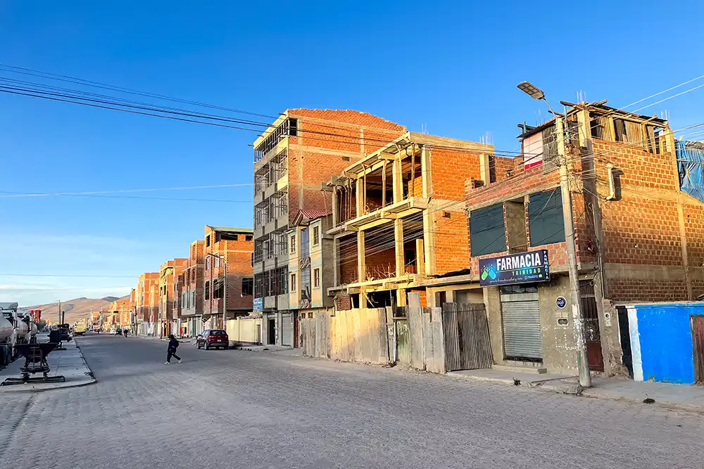 Calle principal de Uyuni con edificios a ladrillo vista.