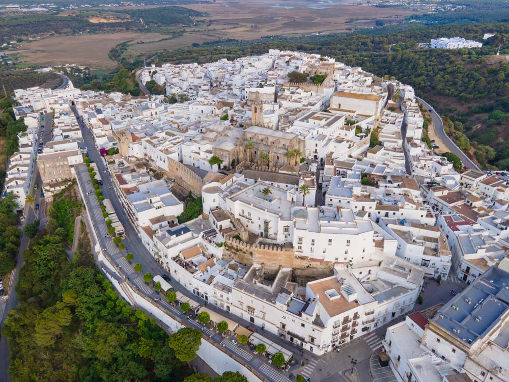 Pueblo de Vejer de la frontera visto desde el aire. Destacan los colores blancos y ocres de los pueblos blancos de Cádiz.