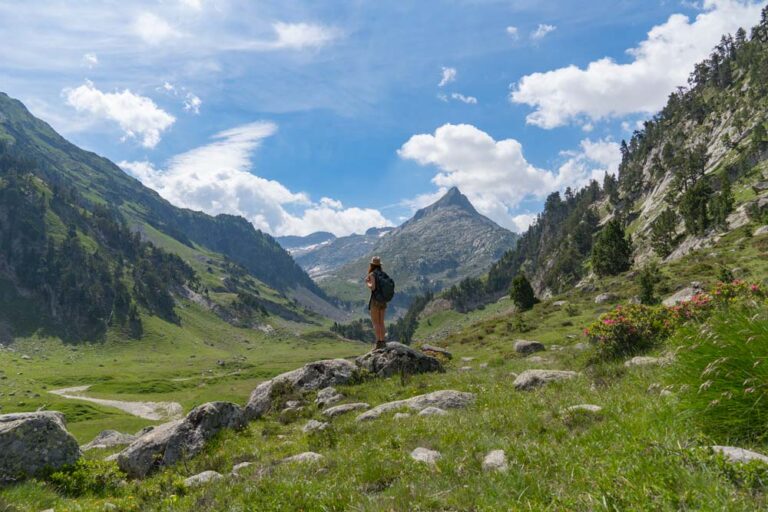 Una chica contempla el paisaje el la ruta del Forau de Aigualluts, uno de los lugares imprescindibles que ver en el Pirineo aragonés