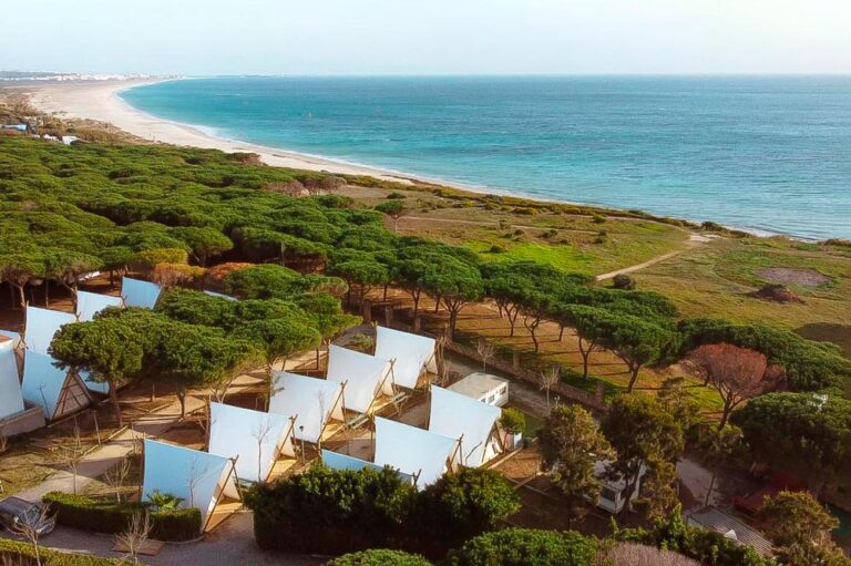 Tiendas lujosas en un entorno sin igual, entre densa vegetación y al lado de una playa inmensa de arena blanca. Glamping en Cádiz.