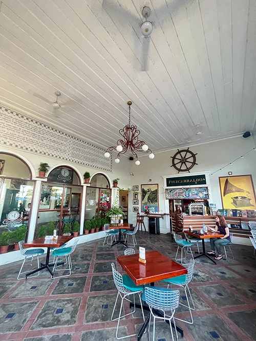 Interior del restaurante Fitzcarraldo decorado en un estilo colonial amazónico.