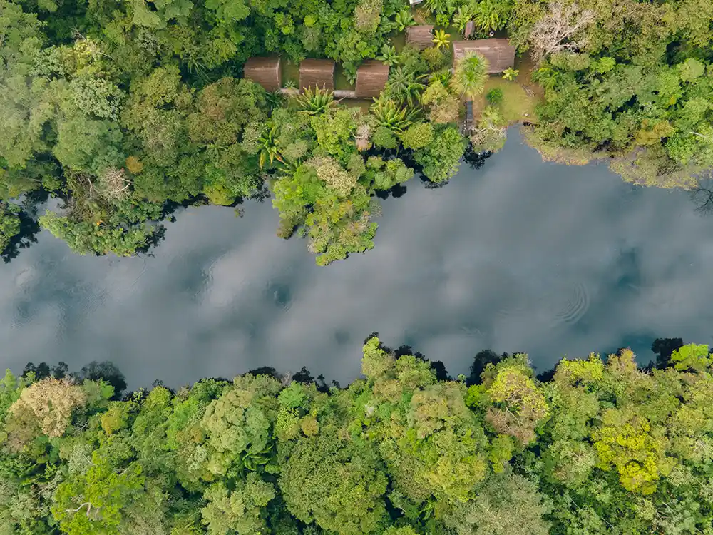 Vista aérea del ecolodge Yvi mara ey en la Reserva Nacional de Pacaya Samiria
